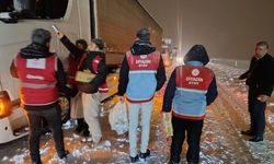 Diyadin'de yolda kalan vatandaşlara iç ısıtan destek