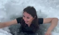 Dondurucu soğuğa meydan okudu: Çıldır Gölü’ne girdi