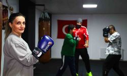 Elazığ'da 47 yaşındaki hemşire anne ringe çıkarak çocuklarına rakip oldu