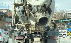 Elazığ’da mikserden sızan beton yola aktı