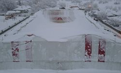 Erzincan’da halı saha brandası kar nedeniyle çöktü