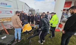 Hafif ticari araç akaryakıt istasyonuna daldı: 2 kişi yaralandı