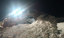 Hakkari 2.800 rakımda yol genişletme çalışması gerçekleştirildi