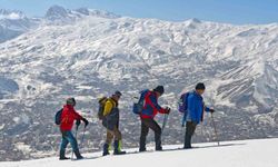 Hakkari’de karla kaplı Vatan Tepesi’ne zorlu yolculuk