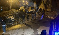 Hakkari’de korku dolu anlar: Dev kayalar mahalle yolunu kapattı