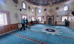 Hınıs’ta yükümlüler camileri pırıl pırıl yaptı