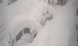 Kar altındaki otomobil fark edilmedi, iş makinesi çarptı