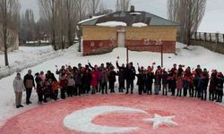 Kardan yapılan bayrak gönülleri ısıttı