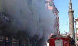Kars'ta mobilya deposu alev alev yandı