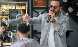 Kuaför koltuğunda müzik keyfi: Bir elinde makas, diğerinde mikrofon