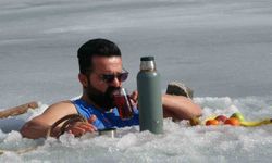 Maceracı öğretmen buzlu suya girerek çay keyfi yaptı