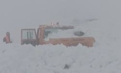 Muş–Kulp yolunda çığ faciası: İş makinesi kar altında kaldı