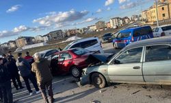 Muş’ta araçlar birbirine girdi: 4 otomobil hasar aldı