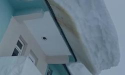 Ovacık’ta çatılardan sarkan dev kar kütleleri görüntülendi