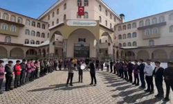 Patnos’ta öğrenciler okul bahçesinde ‘Kabe’de Hacılar’ ilahisini söyledi