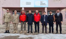 Polislerden köy okuluna kütüphane desteği