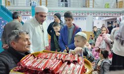 Teravih namazına katılan miniklere imamdan jest