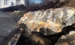 Tonlarca ağırlıktaki kaya evin çatısına düştü