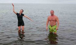 Van Gölü’nde buz gibi havada yüzme keyfi