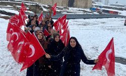 Van Kalesi kadınlarla kırmızı beyaza büründü