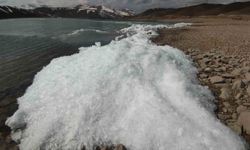 Van’da buz tutan dalgalar görsel şölene dönüştü