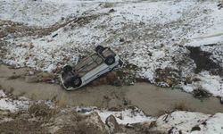 Van'da dereye uçan otomobilde 3 kişi yaralandı