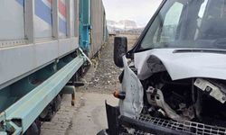 Van’da okul servisi ile tren çarpıştı, büyük felaket ucuz atlatıldı