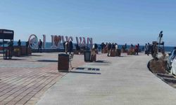 Van'da sıcak havayı fırsat bilen vatandaşlar sahile akın etti