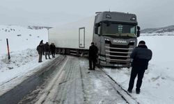 Varto'da kar nedeniyle kayan tır korku dolu anlar yaşattı