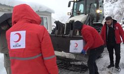 Yol kapandı, Kızılay hasta yatağını kepçeyle ulaştırdı