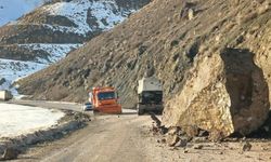 Yüksekova-Van yolunda korku dolu anlar: Dev kayalar yola düştü