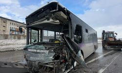 Yüksekova’da belediye otobüsü ile minibüsün çarpışması sonucu 18 kişi yaralandı