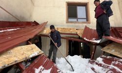 Yüksekova'da çatıdan düşen kar kütlesi iş yerlerinde maddi hasara yol açtı