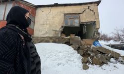 Yüksekova’da duvar yıkıldı, ev sahibi “deprem sandım” dedi