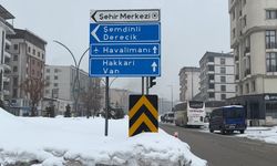 Yüksekova’da kar ve sis uçak seferlerini olumsuz etkiledi