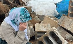 Yüksekova’da yürek burkan olay: Yaşlı kadın yıkımın başında gözyaşı döktü