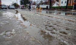 Ahlat’ta Kar ve Karla Karışık Yağmur Sürücüleri Zorladı