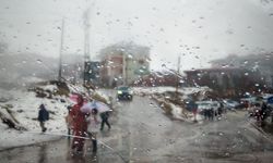 Ahlat’ta gün boyu karla karışık yağmur etkili oldu