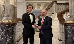 Akif Manaf’a Bir Barış Ödülü Daha: Dünyaca Ünlü Yazar Egeyön Barış Ödülünü Aldı