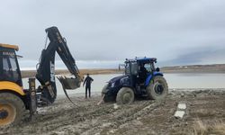 Çamura saplanan traktör kepçe ile kurtarıldı