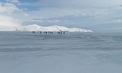 Nazik Gölü’nde kış yürüyüşü: Buz üzerinde unutulmaz anlar
