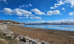 Van Gölü Tatvan Sahilinde Metrelerce Çekildi: Tarla Büyüklüğünde Alanlar Ortaya Çıktı