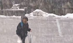 Mutki’de minik öğrenci kar yağışı altında İstiklal Marşı okudu