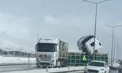 Tatvan’da Sanayi Tüpü Taşıyan Tır Kontrolden Çıktı