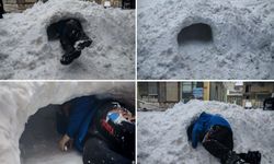 Bitlis’te çocuklar kar yığınlarını oyarak oyun alanına çevirdi