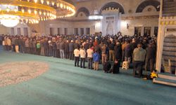 Tatvan’da ramazanın ilk teravihinde camiler doldu