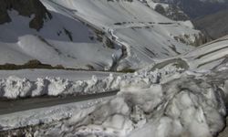 Van-Bahçesaray yolu kapalı, ulaşım Bitlis Hizan üzerinden sağlanıyor