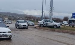 Elazığ'da iki otomobil çarpıştı: 3 yaralı