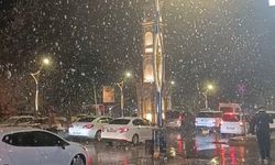 Tatvan’da yağmurun ardından kar yağdı