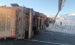 Kaygan zemin faciası: Tatvan –Bitlis yolunda iki tır devrildi